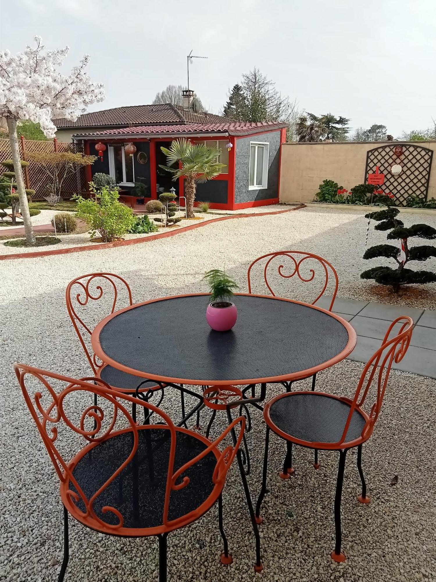Une Pause Quelque Part Au Jardin Des Erables Et Des Niwakis Saint-Medard-de-Guizieres Exteriér fotografie