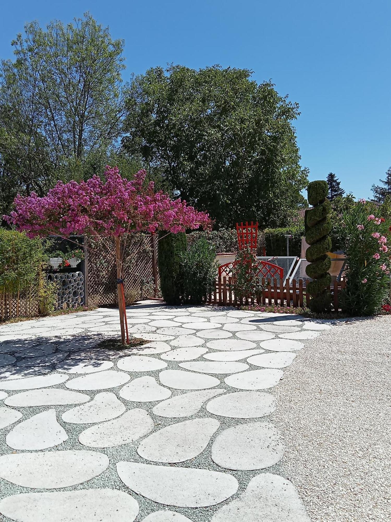 Une Pause Quelque Part Au Jardin Des Erables Et Des Niwakis Saint-Medard-de-Guizieres Exteriér fotografie