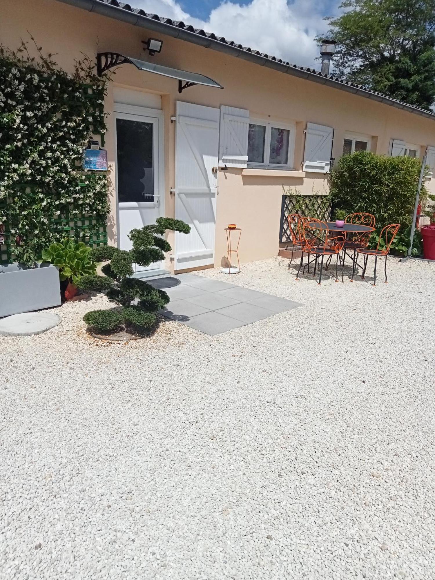 Une Pause Quelque Part Au Jardin Des Erables Et Des Niwakis Saint-Medard-de-Guizieres Exteriér fotografie